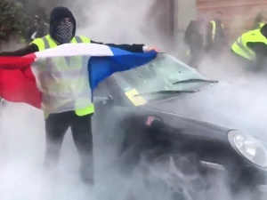 [video] Żółte kamizelki. "Płonące Porsche symbolem nowej rewolucji francuskiej?" - pyta dziennikarz