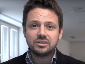 [video] Uuuu... TVN "zjechał" Trzaskowskiego. O zamianie tablicy Kaczyńskiego na AL: "Stare ale nie jare"