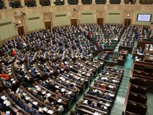 [najnowszy sondaż] CBOS: PiS wysoko i stabilnie, PO ostro w dół, podium zamyka Wiosna