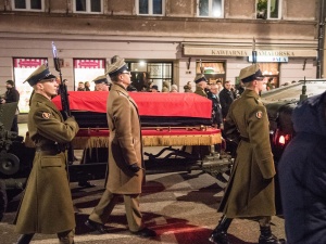 [Fotorelacja] Żegnamy Jana Olszewskiego. Trumna została przeniesiona do Sanktuarium Matki Bożej Łaskawej