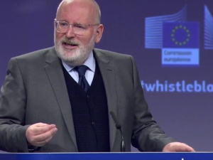 Timmermans znów interesuje się polską praworządnością