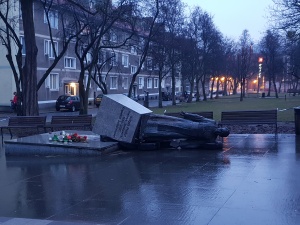 Pilne! W nocy przewrócono pomnik ks. prałata Jankowskiego. Sprawcy zatrzymani