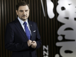 Piotr Duda złożył kwiaty pod zniszczonym pomnikiem ks. Jankowskiego. "Prałat tu był i będzie"