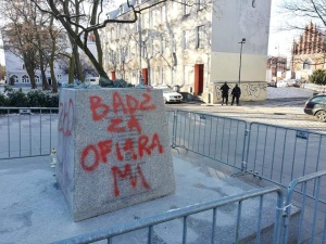 Pomnik ks. Jankowskiego ponownie zniszczony. Na cokole pojawiły się obraźliwe napisy