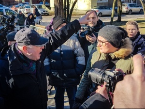 [nasz reportaż] "Lewacka kolumna opłacona przez Sorosa!". Starcia pod pomnikiem ks. Jankowskiego