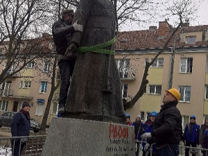 Pomnik ks. prałata Henryka Jankowskiego znów stoi