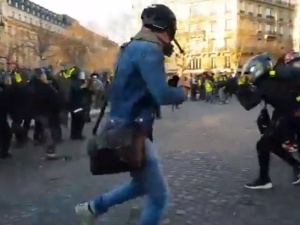 [video] Piętnasty tydzień protestów Żółtych Kamizelek. Tak wyglądała demolka w Paryżu