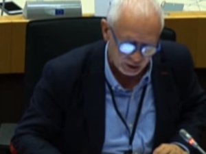 [video] Dobre. Z jednej strony "zawieszać, zamrażać" fundusze dla PL,a z drugiej "zakochaj się w Europie"