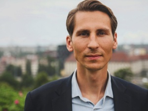 "Nie jestem w stanie tego zrozumieć". Kacper Płażyński zabrał głos ws. ataków na pomnik ks. Jankowskiego