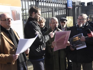 [Fotorelacja] Mec. Hambura czyta pod ambasadą Niemiec listę Polaków zamordowanych za pomoc Żydom