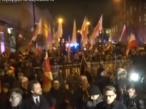 [Video, Foto] "Obrońcy demokracji" blokują Marsz Żołnierzy Wyklętych. Policja usuwa blokadę