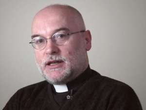 o. Dariusz Kowalczyk: "Świat coraz bardziej zawzięcie walczy z pedofilią. W Kościele. Tymczasem rosną..."