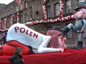 Na niemieckiej paradzie karykatury Polski ukrzyżowanej i Kaczyńskiego. Kuczyński: "Sama prawda"