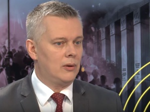 "Panie pośle, samoloty transportowe i szkolne to nie myśliwce..." MON punktuje Tomasza Siemoniaka