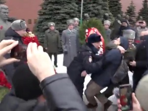 [video] Rosja. Pacyfikacja mężczyzny atakującego pomnik podczas obchodów rocznicy śmierci Stalina