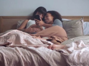 [video] "Nowoczesna rodzina" w reklamie Samsunga. Dwie partnerki oglądają na smartfonie USG ich…dziecka?
