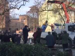 Zdemontowano pomnik ks. Henryka Jankowskiego