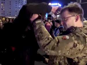 [video] Dziennikarz Pyta.pl zaatakowany na dyskotece na Rondzie Dmowskiego "przeciwko przemocy"