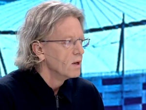 Sztuka? Poseł Krzysztof Mieszkowski na tle swastyki zrobionej z krzyża