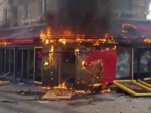 [video] Paryż płonie. Policja uciekała przed demonstrantami