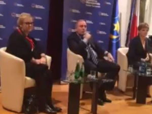 [video] "Raz dwa trzy! Niemieckie psy!" Obraźliwe okrzyki na spotkaniu z Grzegorzem Schetyną