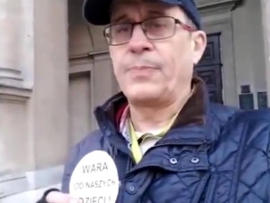 [video] Rodzice protestują: "Wara od naszych dzieci". Tymczasem członek KOD-u atakuje Kościół...