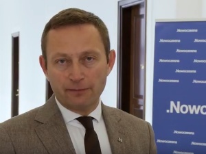 Rabiej przerywa milczenie i obchodzi z partnerem „Dzień Szczęścia”