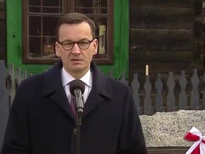 [video] Premier: "Jeden bochenek chleba stawał się czasem przyczyną śmierci całych polskich rodzin..."