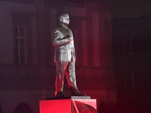 Zwolennik KOD-u organizuje wydarzenie - "Hulajnogą Wokół Pomnika Lecha Kaczyńskiego"