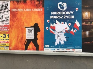 Zdewastowano plakaty W. Korkucia, autora okładek "TS", dotyczące wznowienia ekshumacji w Jedwabnem