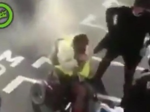 [video] Żółte Kamizelki. Francuski policjant razi niepełnosprawnego gazem prosto w twarz