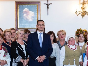 "Jego ważne słowa przyświecają nam każdego dnia". Premier Morawiecki wspomina Jana Pawła II