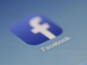 Z tym, co uzna za "fake-newsy", będzie na polskim FB "walczyła"... francuska agencja