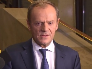 Poseł Kukiz’15 dostrzegł jeden szczegół. Na nagraniu opublikowanym przez Tuska powiewa flaga banderowców