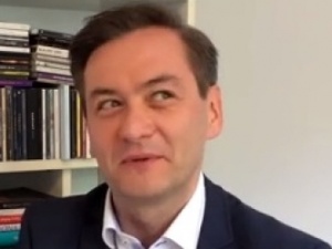 Robert Biedroń: "Albo bronimy demokracji, albo tchórzliwie chowamy głowę w piasek"