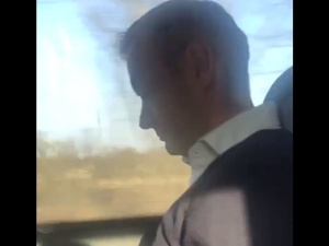 Działacz Wiosny:"Niecodzienny widok. Biedroń jak tys. Polaków jedzie zwykłym busem".Internet nie odpuścił