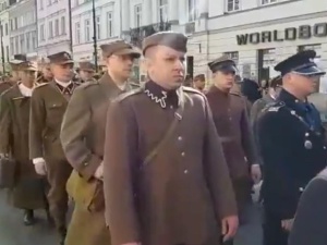 [video] Katyński Marsz Cieni przeszedł w ciszy przez Warszawę