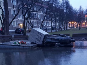 Przewrócili pomnik ks. Jankowskiego. Sąd cofnął im dozór policyjny