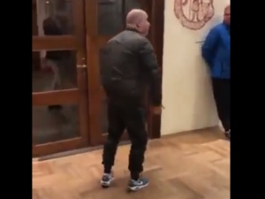 [video] Agresywnie zachowujący się człowiek na spotkaniu z Patrykiem Jakim: "No chodź, no chodź!"