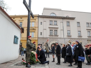 Prezydent złożył kwiaty przed Krzyżem Katyńskim w Krakowie