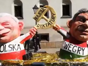 KOD zorganizował "Paradę śmieszności" z... przerobionymi kukłami polskich polityków z niemieckich parad