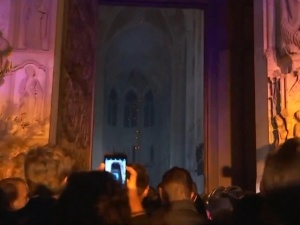 Zdjęcie o. Fournier, który wszedł do katedry Notre-Dame, by ratować Najświętszy Sakrament i relikwie