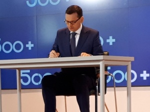 [video] Rozszerzone 500+ z podpisem premiera: "Przekroczyliśmy najbardziej optymistyczny wariant"