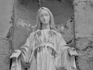 Maryja i strażacy. Internauci publikują najbardziej wzruszające zdjęcie ostatniego czasu