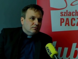 [video] Ks. Babiarz [SzlachetnaPaczka]: "To niezrozumiałe, że tak trudno przebić się z prawdą..."