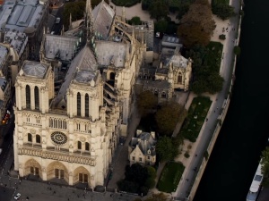 Wyszkowski o proj. "odbudowy" Notre Dame: "Otwierany dach, żeby kąpiący się w miejscu prezbiterium..."