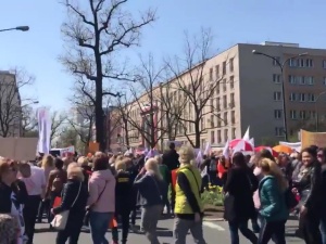[video] ZNP protestuje pod siedzibą MEN