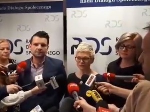 [video] Nauczyciele: "Rząd nie zdał egzaminu. Zdaliśmy go my - będziemy klasyfikować uczniów"