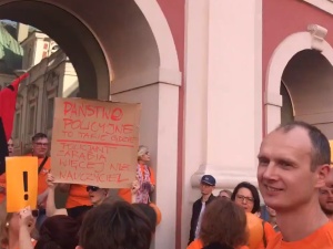 [video] "Chcemy kasy! Chcemy kasy!" Tłumy nauczycieli przed Urzędem Miejskim w Poznaniu