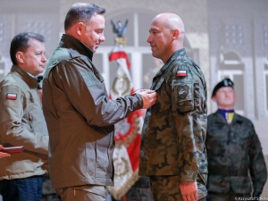 Prezydent w 15 lecie bitwy odznaczył bohaterów z Karbali